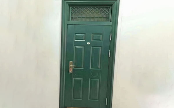 灵台学校教室门