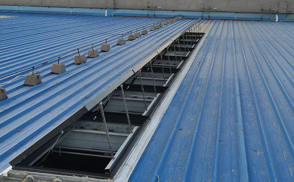 某城市大型商业综合体中庭灵台排烟窗工程