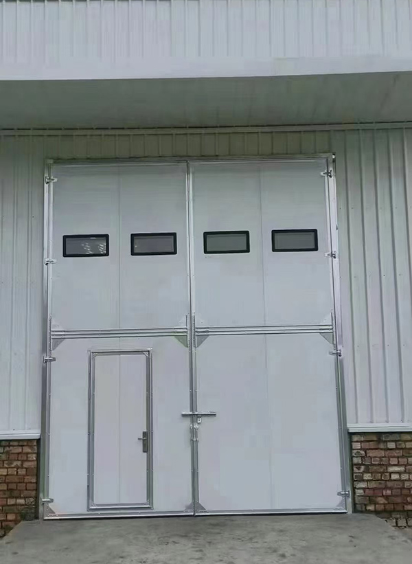 灵台工业门在设备装配车间出入口的实施记录