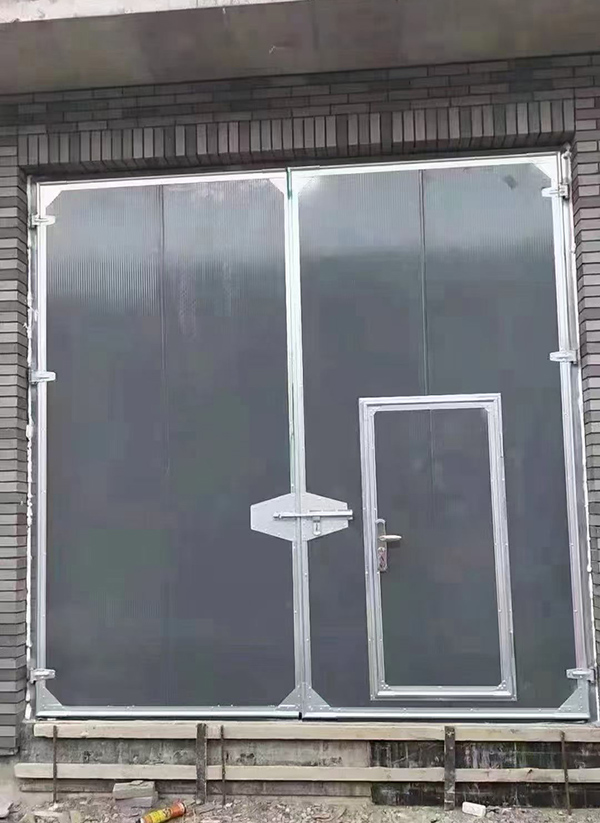 灵台工业平开门在大型设备制造车间的应用实例